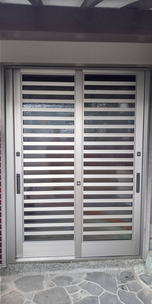 海南トーヨー住器の玄関引き戸改修リシェント(海南市)の施工後の写真1