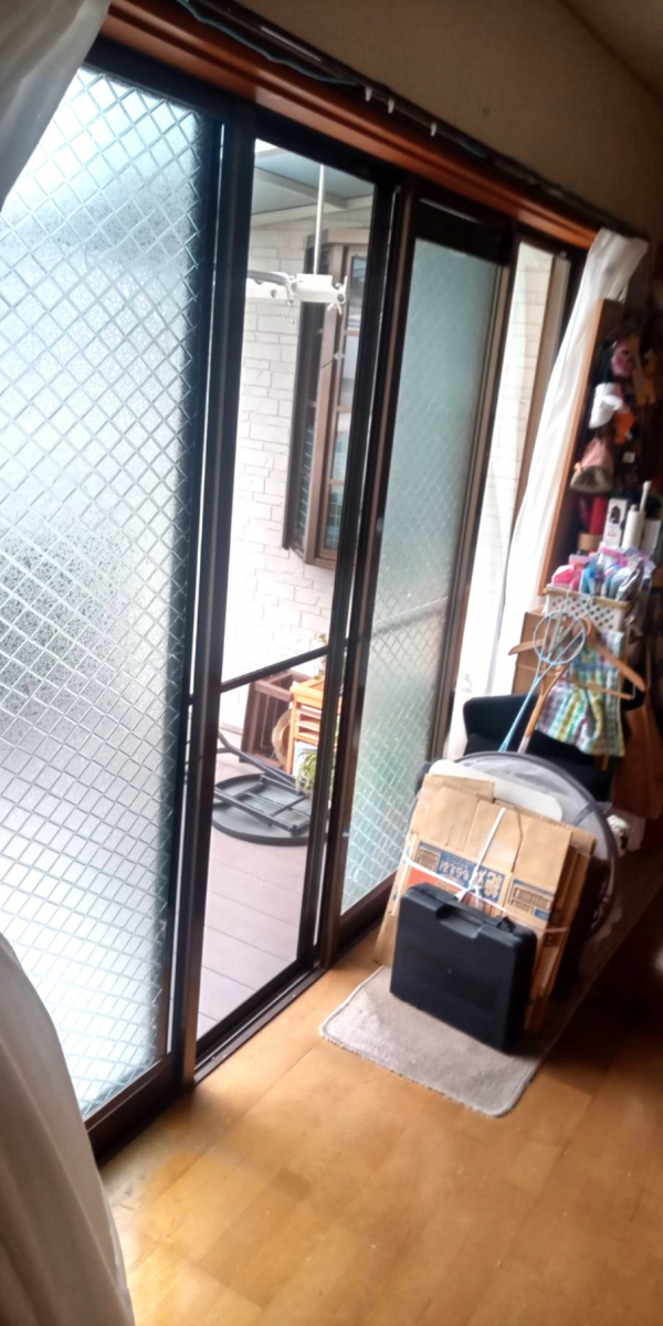 海南トーヨー住器の古い窓を1日で快適に！リプラス取付工事の施工前の写真1