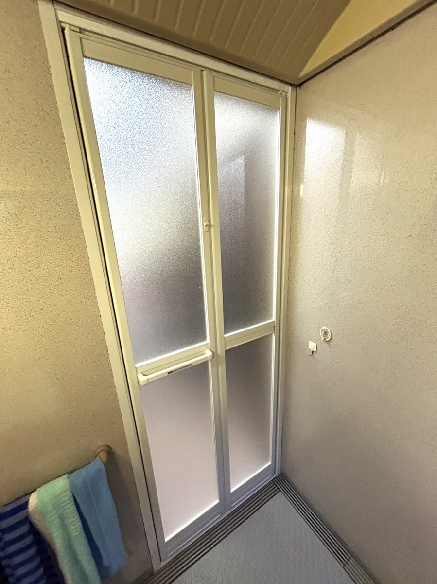 海南トーヨー住器の毎日のバスタイムに、心地よさを✨リシェント 浴室折れ戸交換工事の施工後の写真2