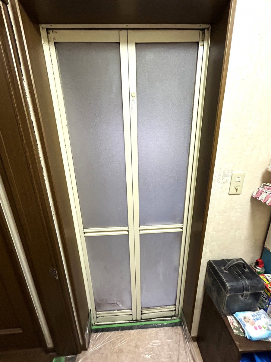 海南トーヨー住器の毎日のバスタイムに、心地よさを✨リシェント 浴室折れ戸交換工事の施工前の写真1