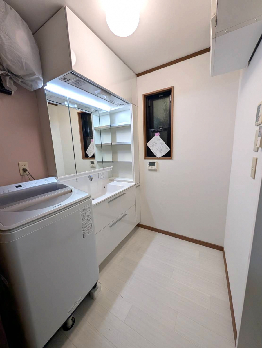 海南トーヨー住器の収納力とデザイン性がアップ！海南市 洗面化粧台リフォーム事例の施工後の写真1