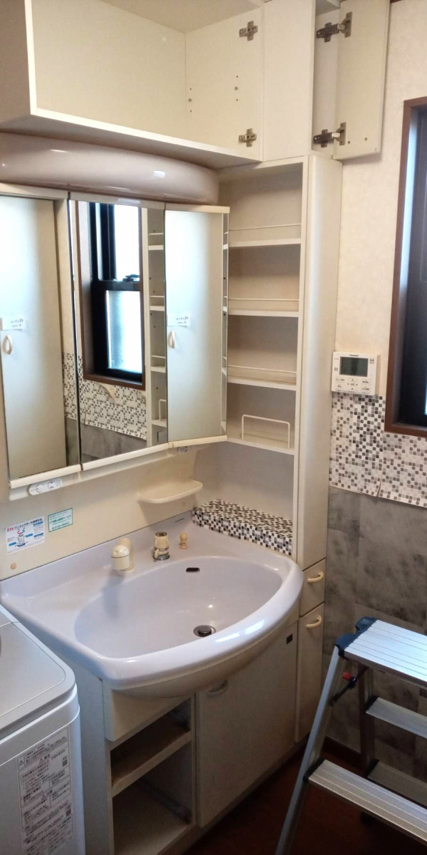 海南トーヨー住器の収納力とデザイン性がアップ！海南市 洗面化粧台リフォーム事例の施工前の写真1