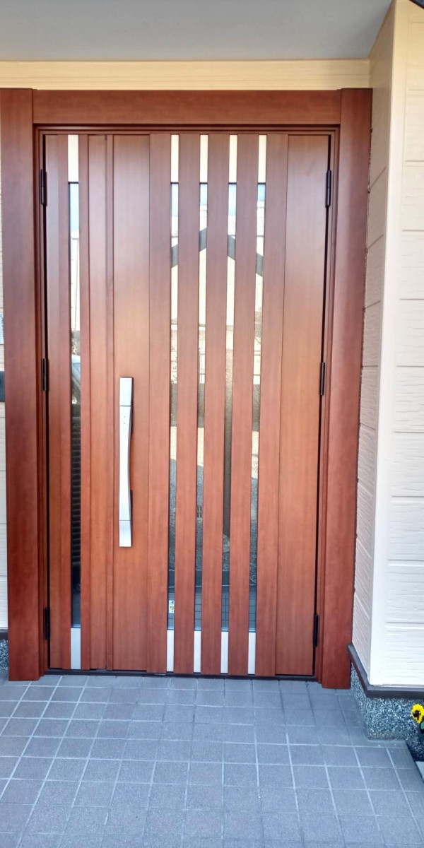 海南トーヨー住器の安心・快適・美しさを兼ね備えた空間へ🏡 玄関ドア改修工事｜ 施工事例の施工後の写真1