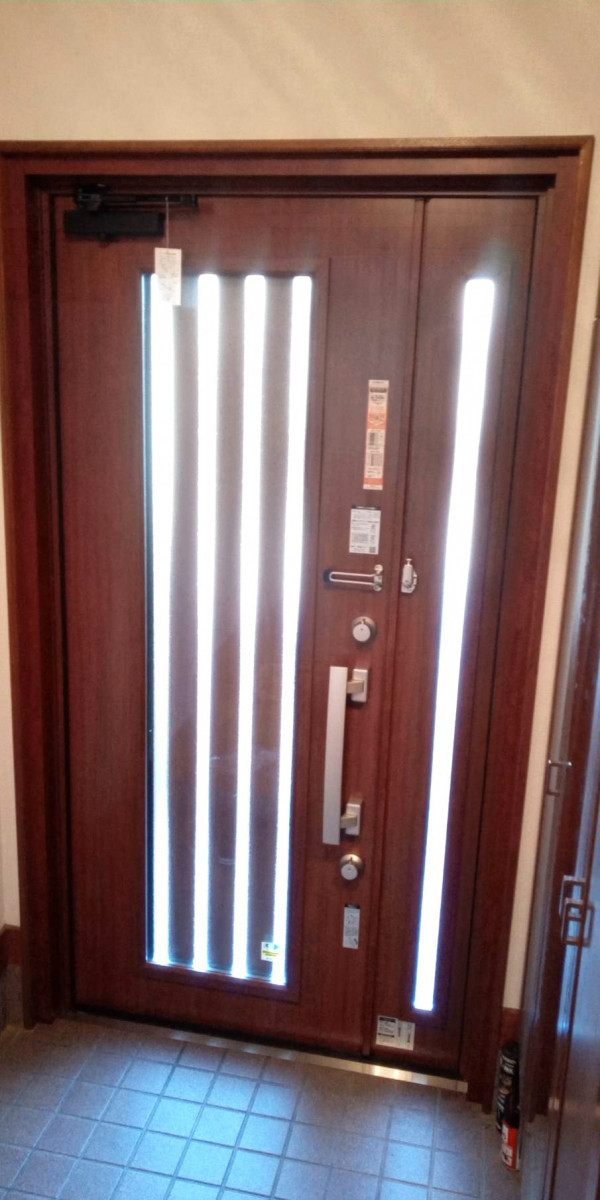 海南トーヨー住器の安心・快適・美しさを兼ね備えた空間へ🏡 玄関ドア改修工事｜ 施工事例の施工後の写真2