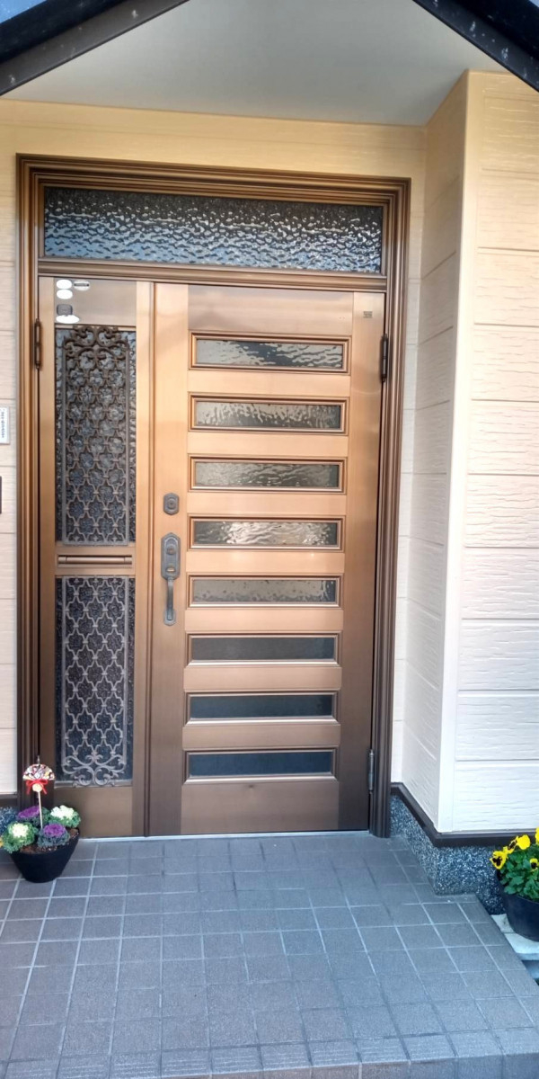 海南トーヨー住器の安心・快適・美しさを兼ね備えた空間へ🏡 玄関ドア改修工事｜ 施工事例の施工前の写真1