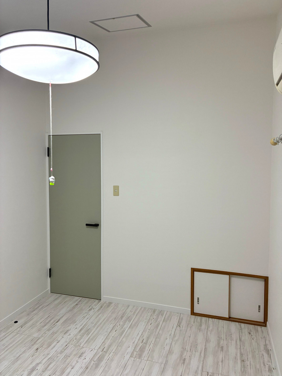 海南トーヨー住器の扉、フローリングと壁紙を一新して、心地よい空間へ｜居室改修工事（和歌山市）の施工後の写真1