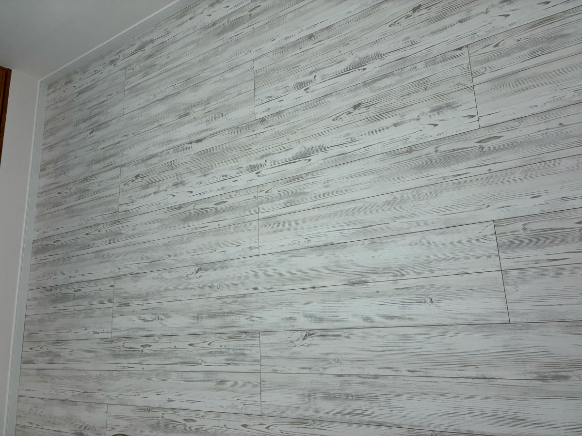 海南トーヨー住器の扉、フローリングと壁紙を一新して、心地よい空間へ｜居室改修工事（和歌山市）の施工後の写真2