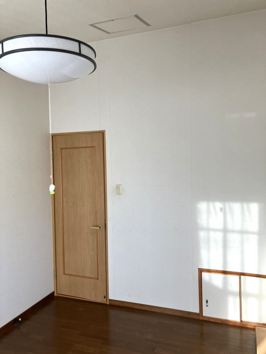 海南トーヨー住器の扉、フローリングと壁紙を一新して、心地よい空間へ｜居室改修工事（和歌山市）の施工前の写真1