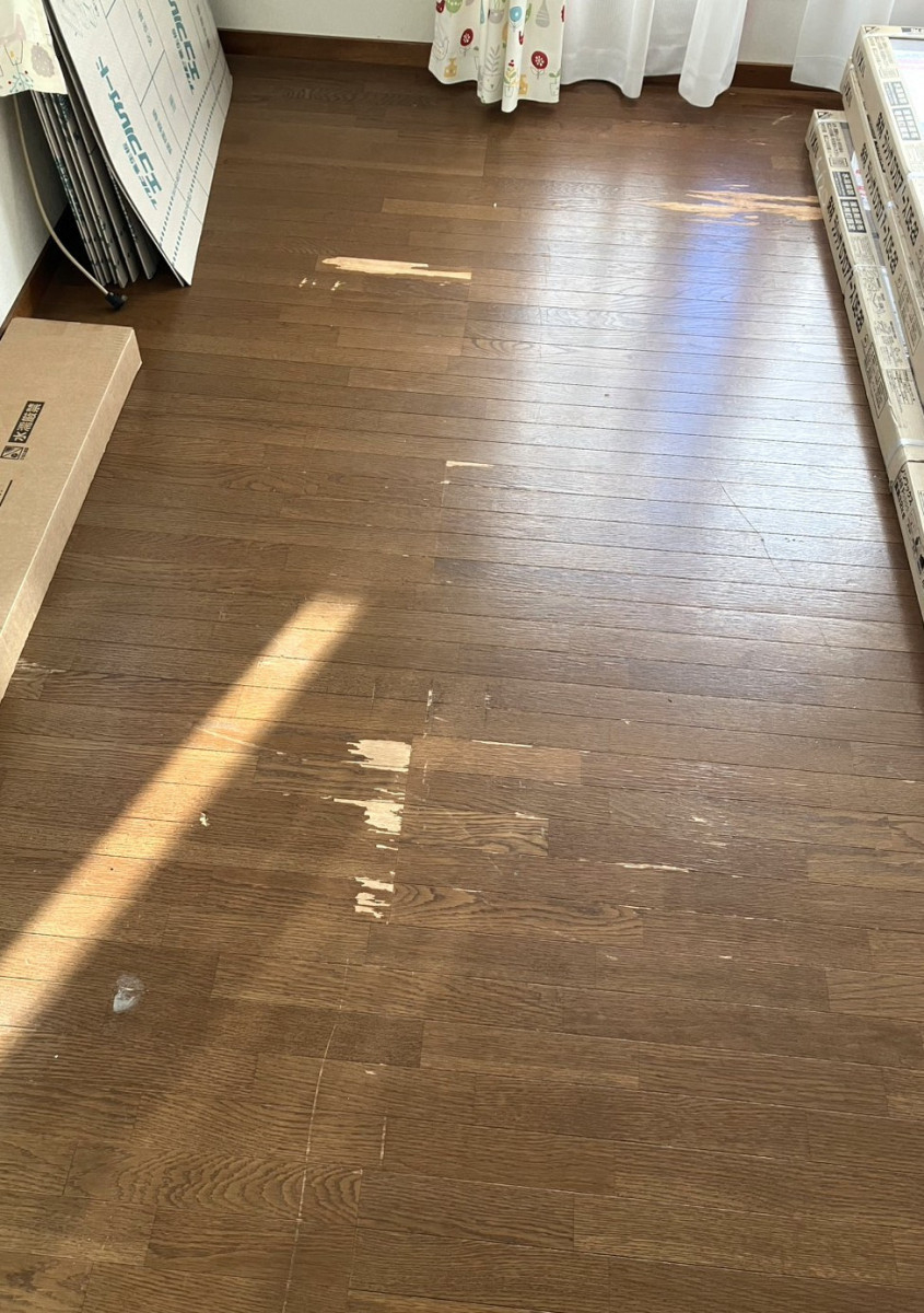 海南トーヨー住器の扉、フローリングと壁紙を一新して、心地よい空間へ｜居室改修工事（和歌山市）の施工前の写真2