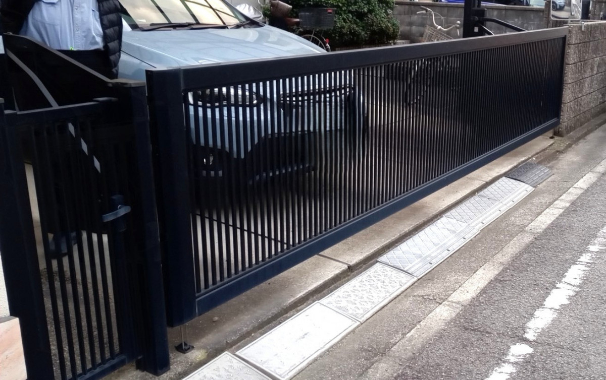 海南トーヨー住器の毎日のストレスがゼロに！ワイドオーバードア取付工事｜和歌山市の施工前の写真1