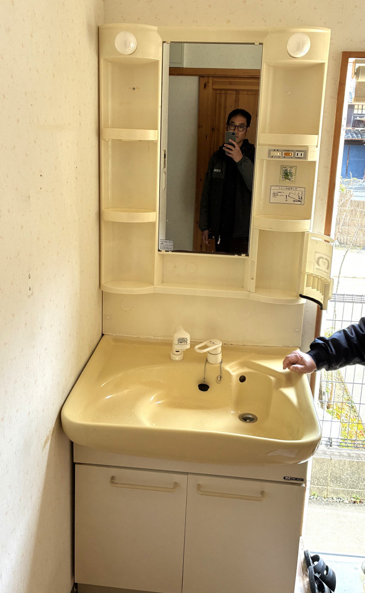 海南トーヨー住器の洗面化粧台の交換ならLIXILクレヴィがおすすめ💡の施工前の写真1