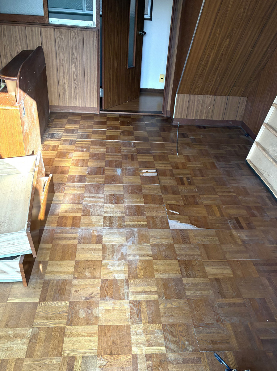 海南トーヨー住器の劣化した床を安全にリフォーム｜フローリング張替え施工例の施工前の写真1