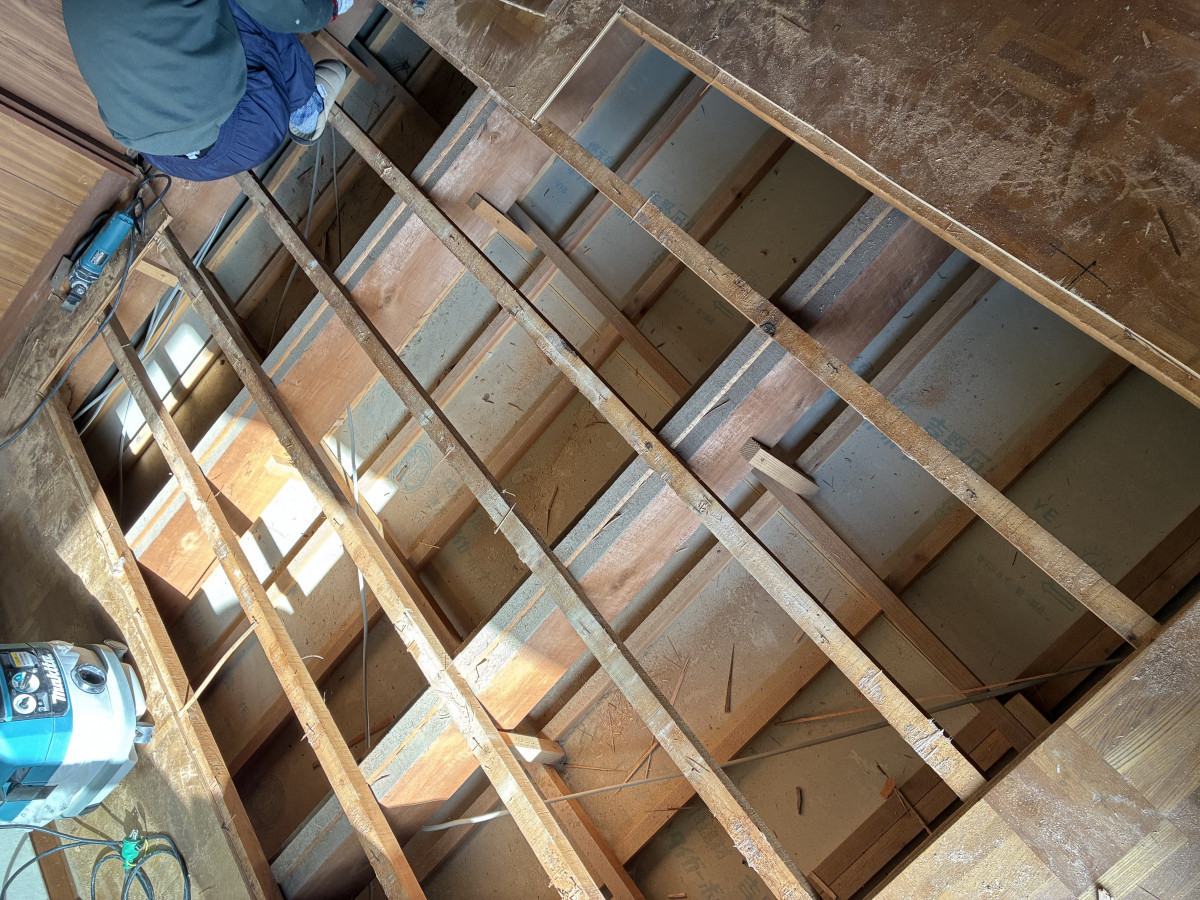 海南トーヨー住器の劣化した床を安全にリフォーム｜フローリング張替え施工例の施工前の写真2