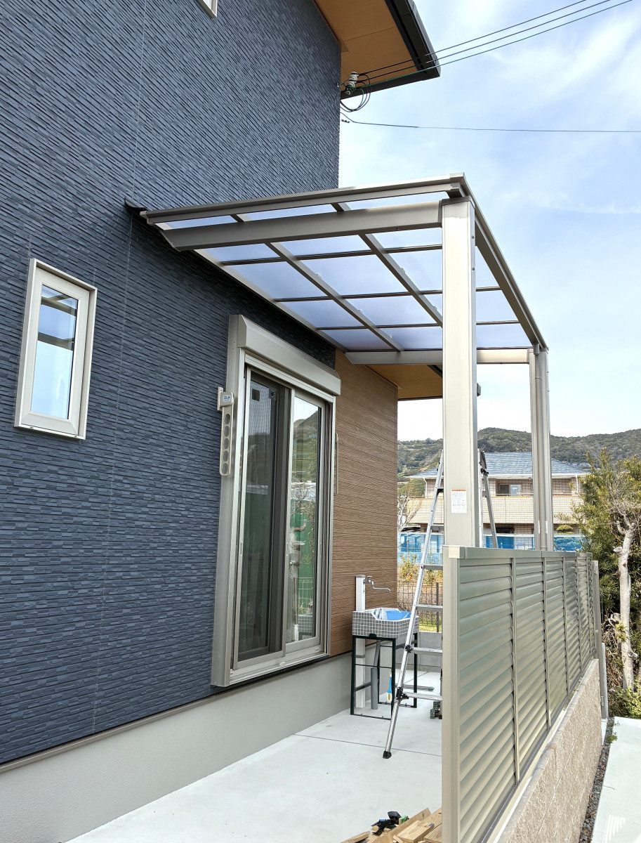 海南トーヨー住器の日差しと雨対策に！フーゴFテラスで暮らしが快適に😊🍃の施工後の写真1