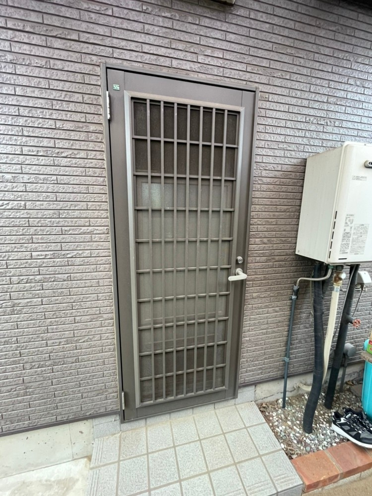 藤野トーヨー住器 市原の『千葉県市原市』勝手口ドア交換！壁をこわさず１日で交換の施工前の写真1