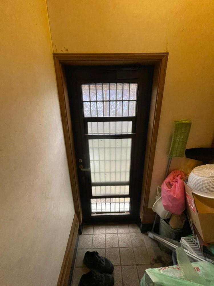 藤野トーヨー住器 市原の『千葉県市原市』勝手口ドア交換！壁をこわさず１日で交換の施工前の写真2