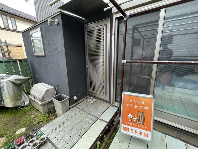 藤野トーヨー住器 市原の『千葉県千葉市』勝手口ドア交換!壁をこわさず1日で交換の施工前の写真1