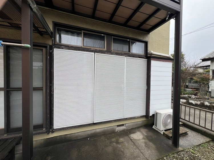 藤野トーヨー住器 市原の『千葉県君津市』雨戸交換工事　ＬＩＸＩＬ雨戸一筋内付型の施工前の写真1