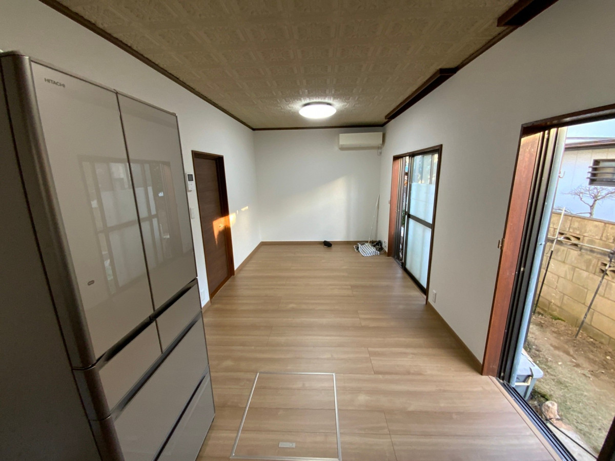 藤野トーヨー住器 市原の『千葉県市原市』リビング床・壁リフォーム工事の施工後の写真2