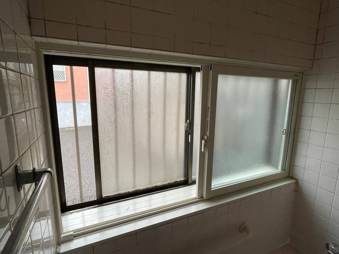 藤野トーヨー住器 市原の浴室インプラス（内窓）取付工事の施工後の写真2