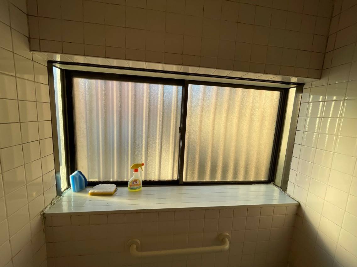 藤野トーヨー住器 市原の浴室インプラス（内窓）取付工事の施工前の写真1